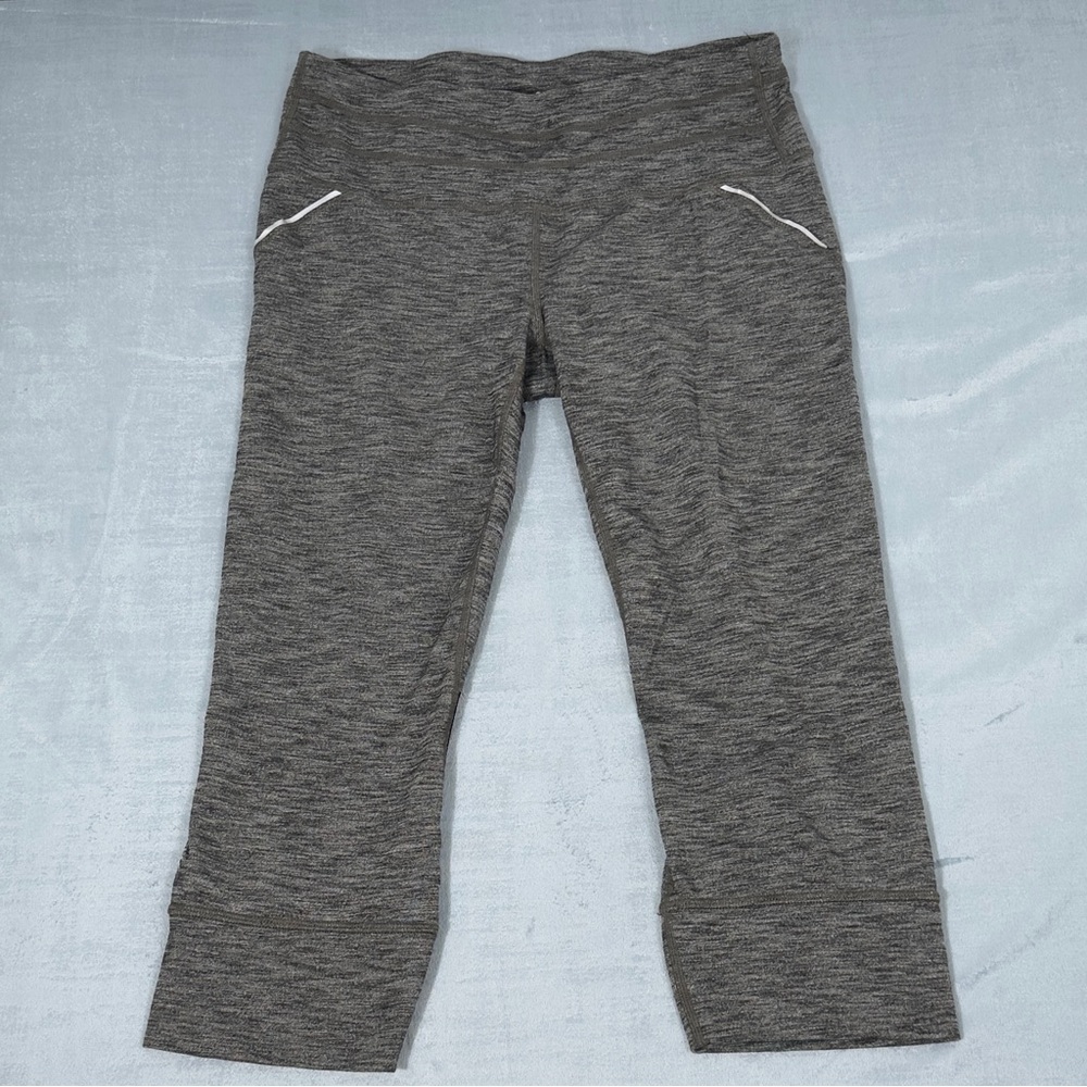 Athleta Heather Gray Capri Leggings with White Pocket Piping